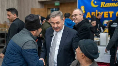 Gölbaşı Belediye Başkanı Odabaşı, ilk iftarını vatandaşlarla gerçekleştirdi