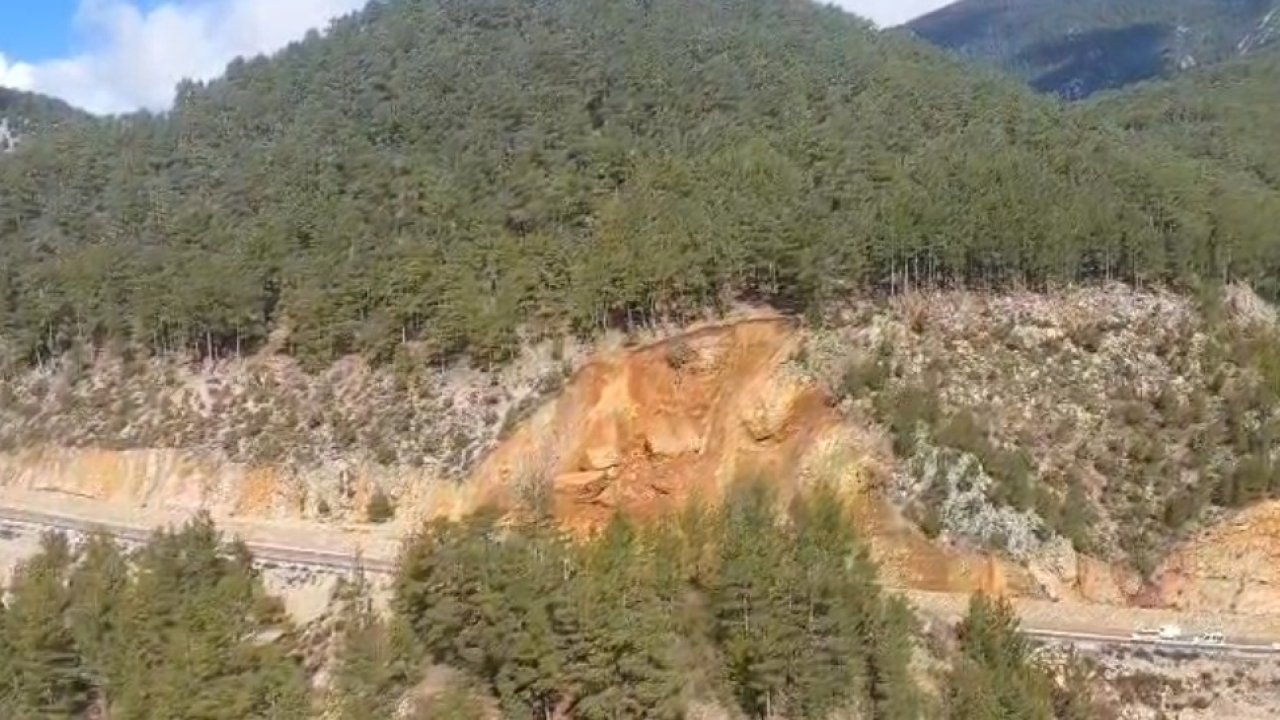 Gündoğmuş’ta toprak kayması: Ulaşıma kapanan yol, tek şeritten trafiğe açıldı