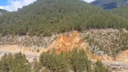 Gündoğmuş’ta toprak kayması: Ulaşıma kapanan yol, tek şeritten trafiğe açıldı