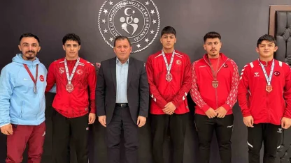 Güreş ve halter şampiyonlarından Kabakcı’ya ziyaret