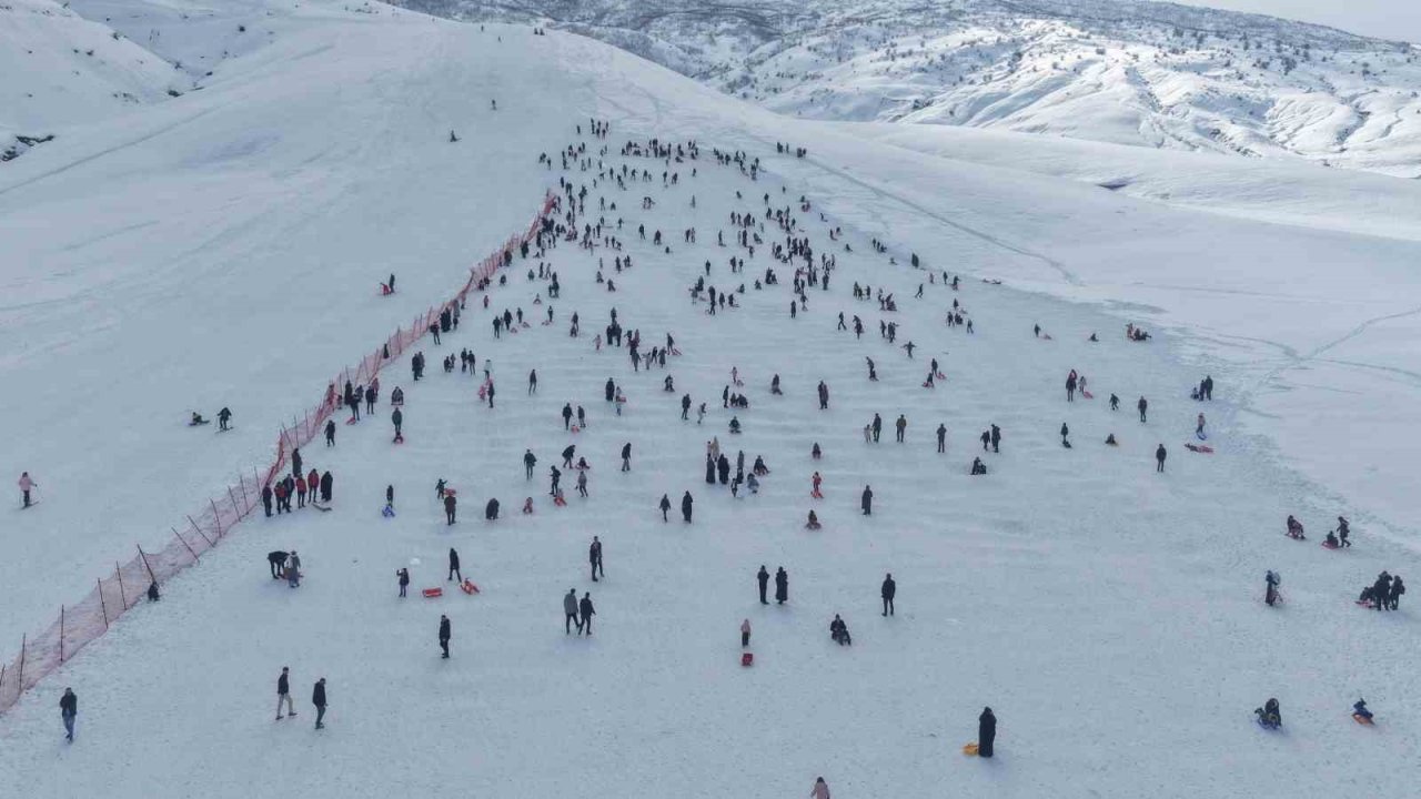 Güzeldağ Kayak Merkezi yarıyıl tatilinin son gününde doldu taştı