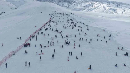 Güzeldağ Kayak Merkezi yarıyıl tatilinin son gününde doldu taştı
