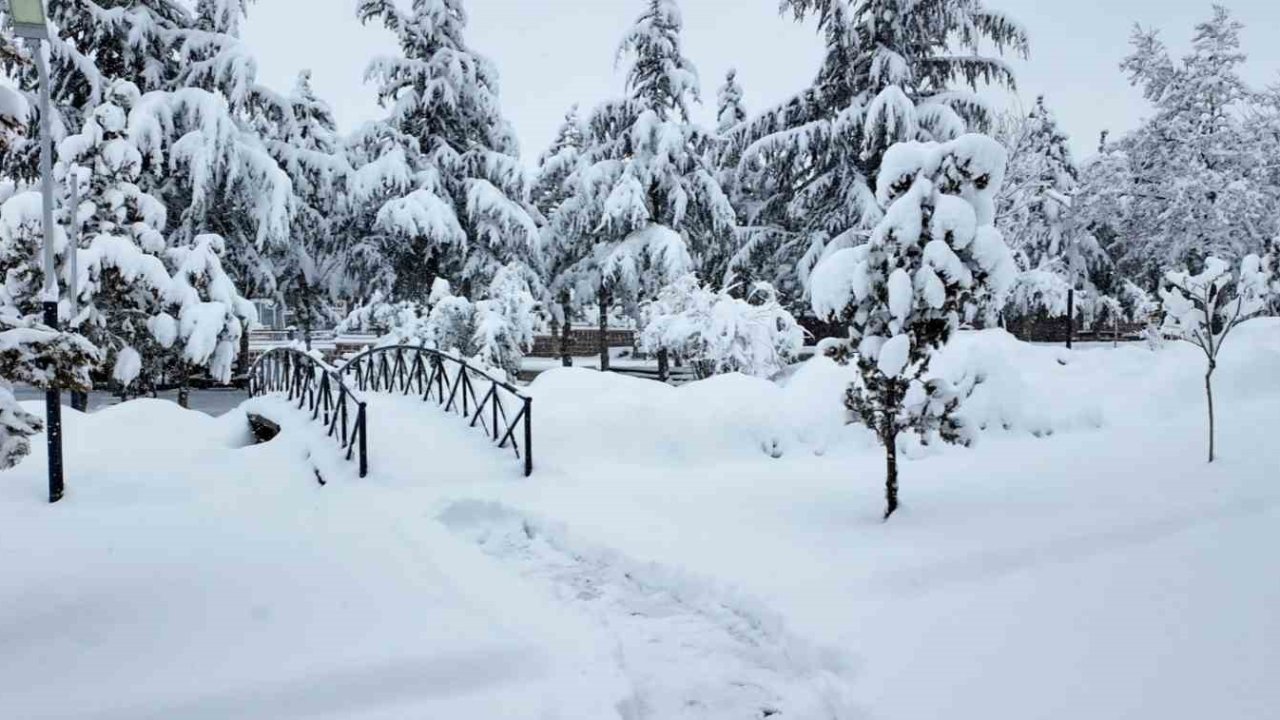 Hacılar Belediyesi ekipleri karla mücadele için sahada