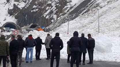 Hakkari-Van kara yoluna çığ düştü
