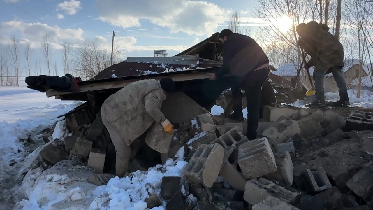 Hakkari’de ahırın çatısı çöktü: 2 hayvan telef oldu