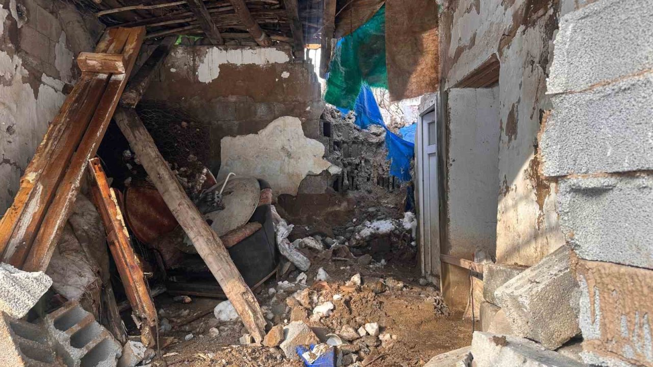 Hakkari’de bir evin üzerine kaya düştü