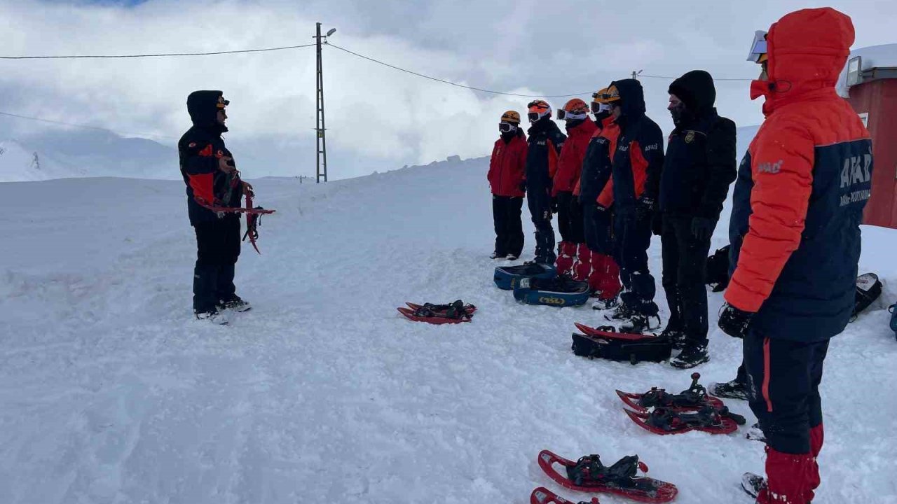 Hakkari’de itfaiye ve AFAD personeline ‘Çığda Farkındalık Eğitimi’ verildi