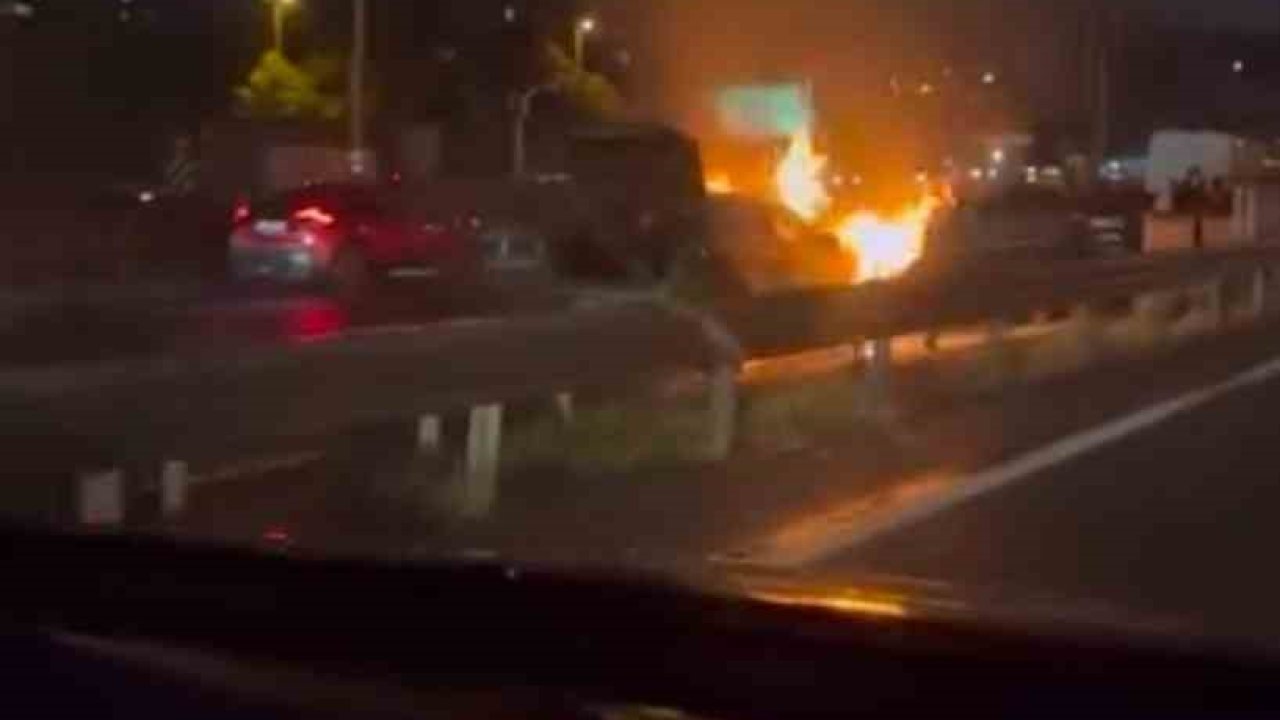 Haliç Köprüsü’nde yanan otomobili yoldan geçen su tankeri söndürdü