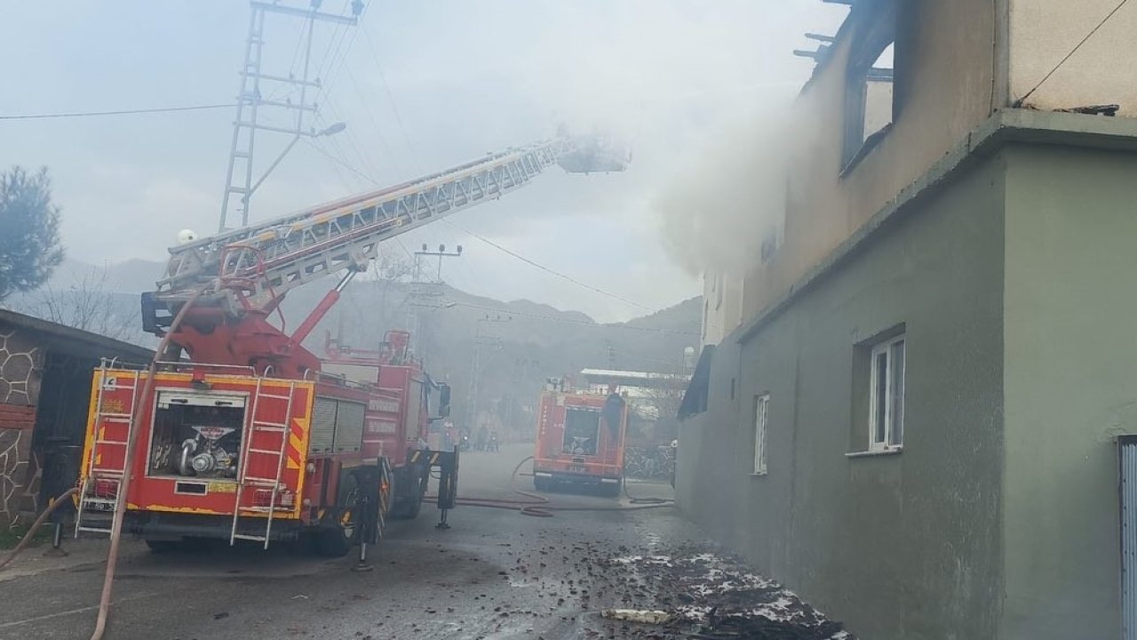 Hatay’da 2 katlı müstakil ev alevlere teslim oldu