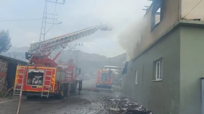 Hatay’da 2 katlı müstakil ev alevlere teslim oldu