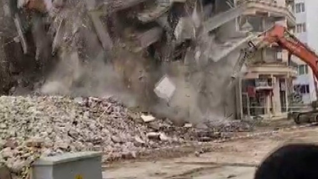 Hatay’da hasarlı 5 katlı bina iş makinesinin darbesiyle yerle bir oldu