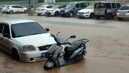 Hatay’da sağanak sele neden oldu, yollar göle döndü