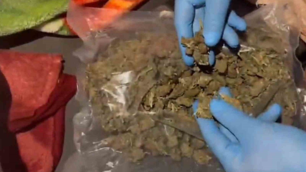 Hatay’da tırın yatak kısmından 5 kilo uyuşturucu çıktı