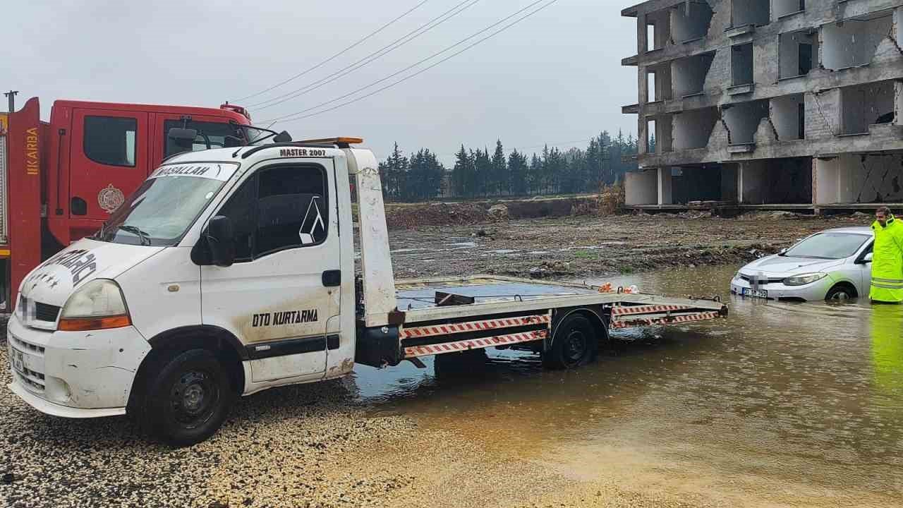 Hatay’da yağışla birlikte yollar göle döndü, araçlar mahsur kaldı