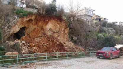 Heyelanla birlikte evlerin altındaki mağara ortaya çıktı