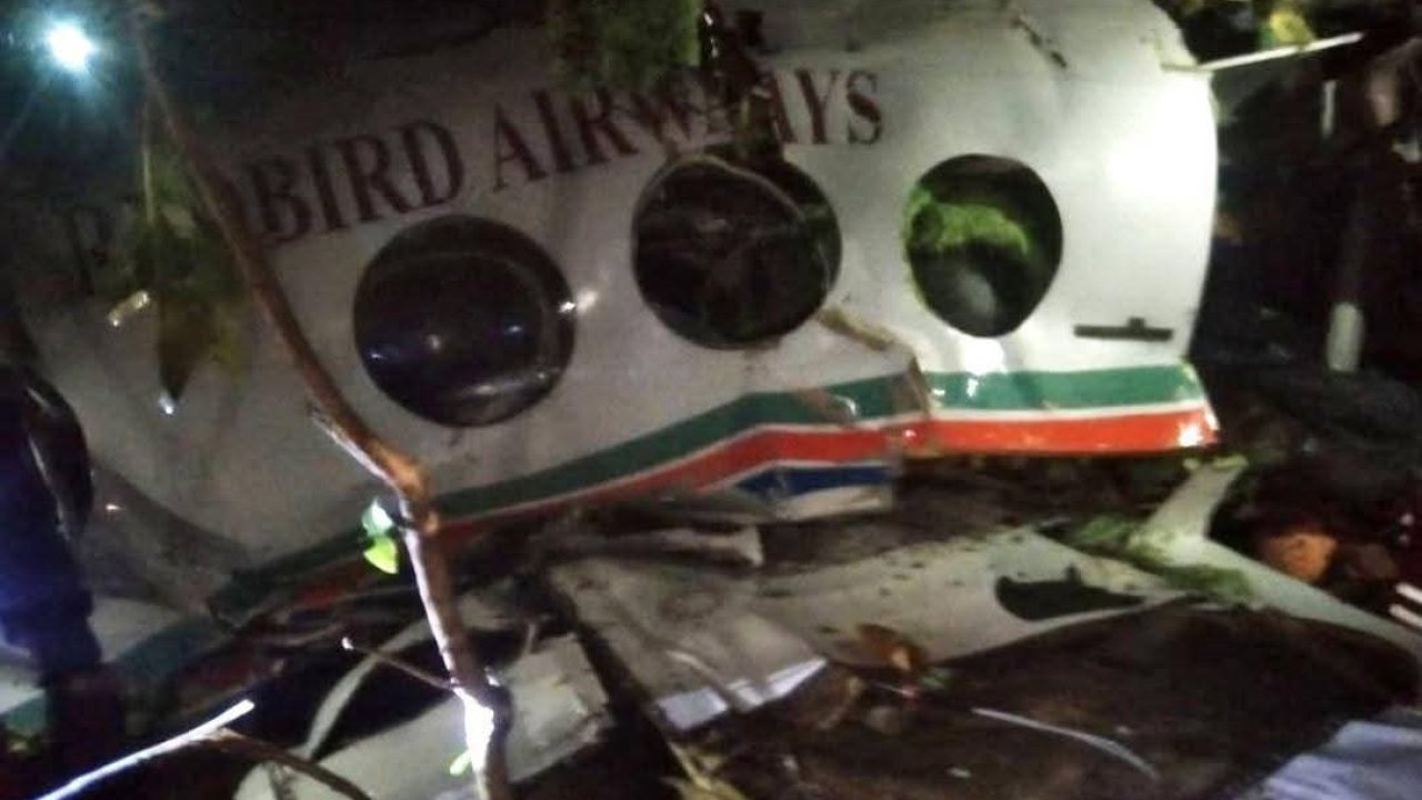 Hindistan’da içerisinde 7 kişinin bulunduğu ambulans uçak düştü