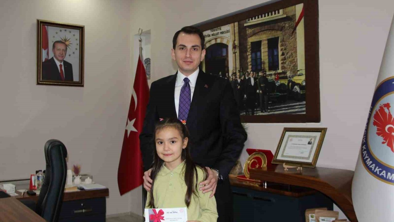 Hisarcık Kaymakamı Erkan Atam’dan il birincisi öğrencilere ödül