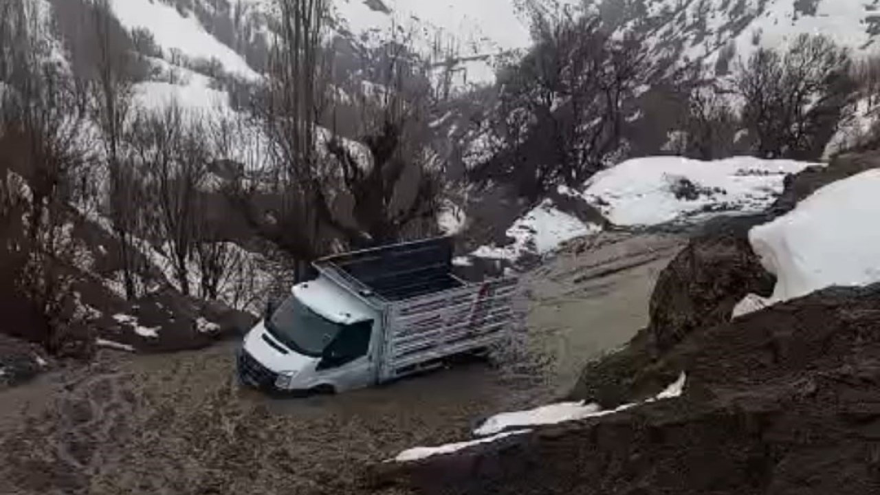 Hizan’da kar eridi, heyelan yolları kapattı