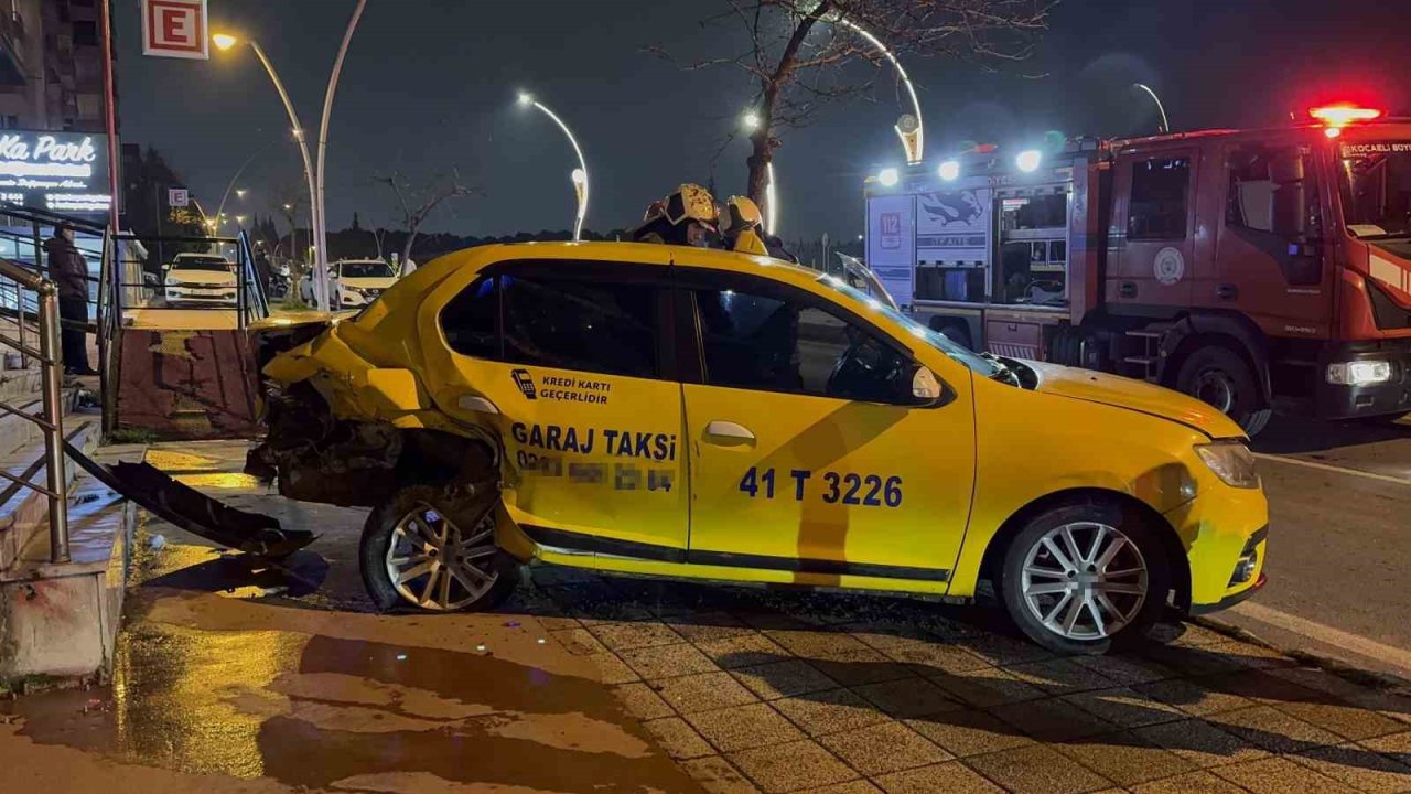 İki otomobilin çarpıştığı kaza maddi hasarla atlatıldı