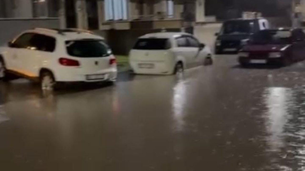 İnegöl’de sağanak hayatı felç etti: Bir sürücü, aracına sandalyeyle böyle bindi