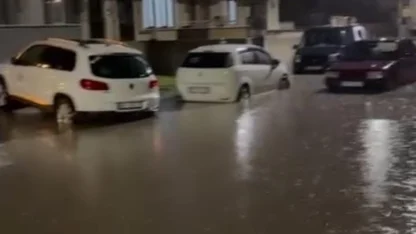 İnegöl’de sağanak hayatı felç etti: Bir sürücü, aracına sandalyeyle böyle bindi