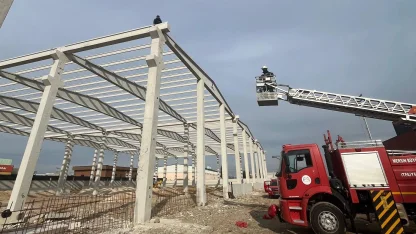 İnşaat sahasında çökme: 3 işçi yaralandı, mahsur kalan 1 kişi kurtarıldı