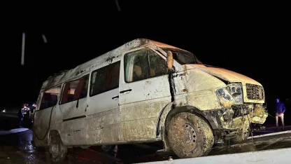 İşçi servisi şarampole devrildi: 17 yaralı