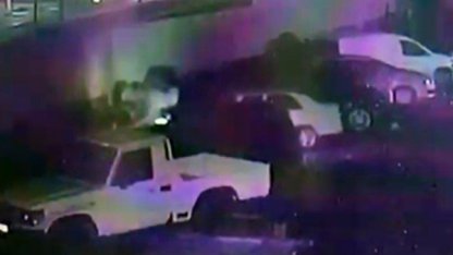 Isınmak için yaktığı ateş 5 aracı küle çevirdi