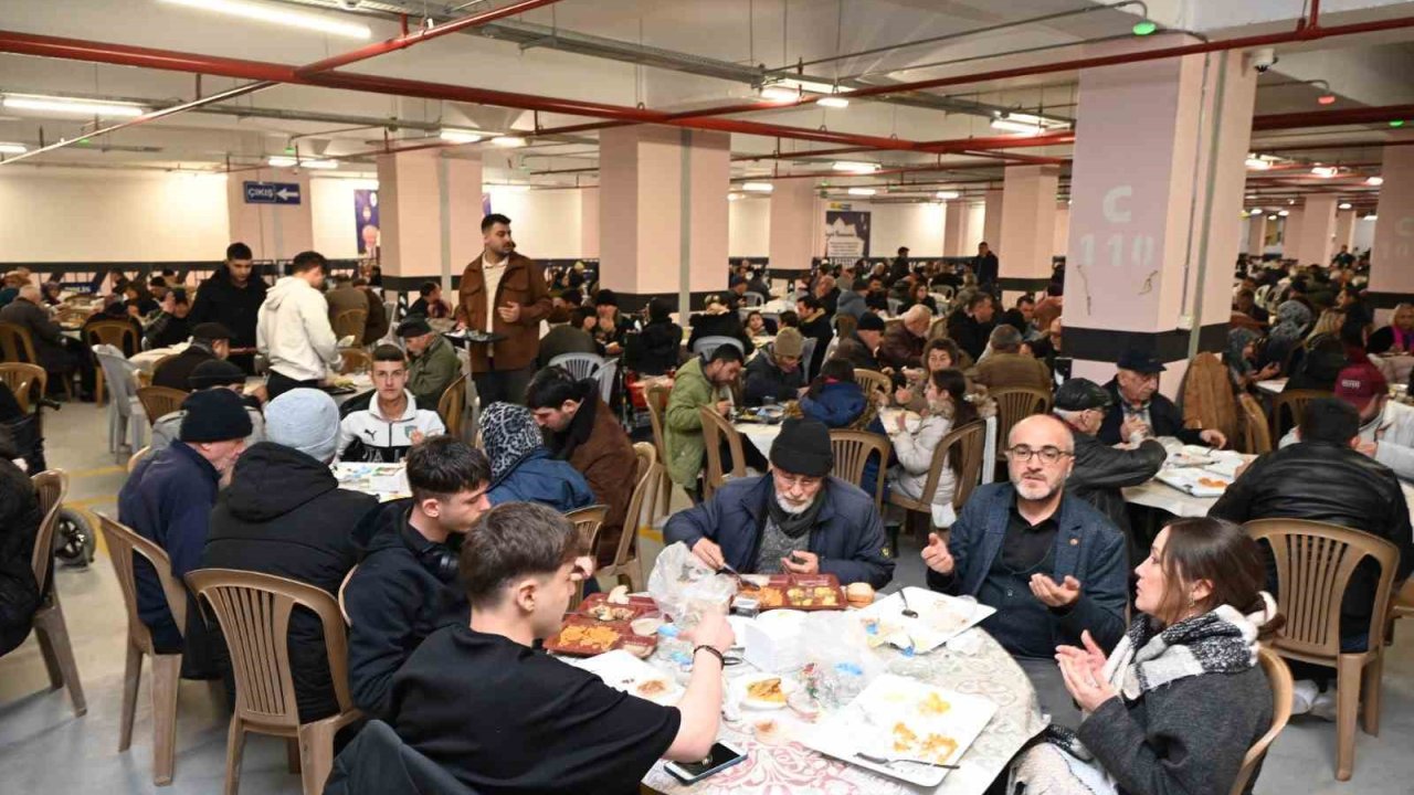 Isparta Belediyesi’nin iftar sofraları birlik ve beraberlik ruhunu pekiştiriyor