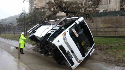 Isparta’da askeri nakil minibüsü devrildi: 11 yaralı