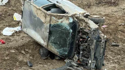 Isparta’da otomobil şarampole yuvarlandı: 1’i ağır 2 yaralı