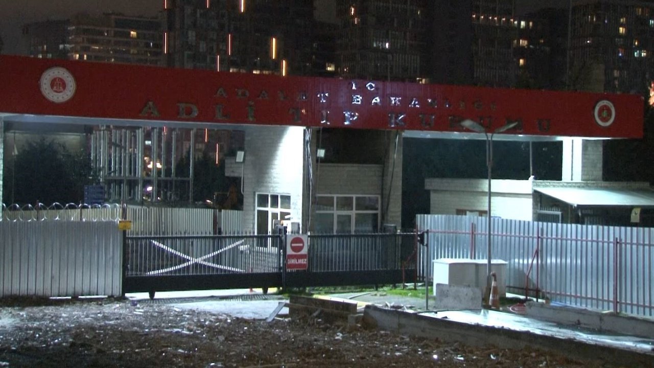 İstanbul’da ağabeyini öldürdükten sonra intihar eden gencin cenazesi adli tıbba kaldırıldı