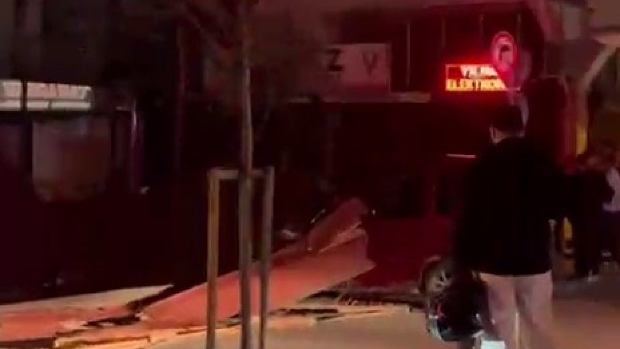 İstanbul’da fırtınada bazı binaların çatıları uçtu