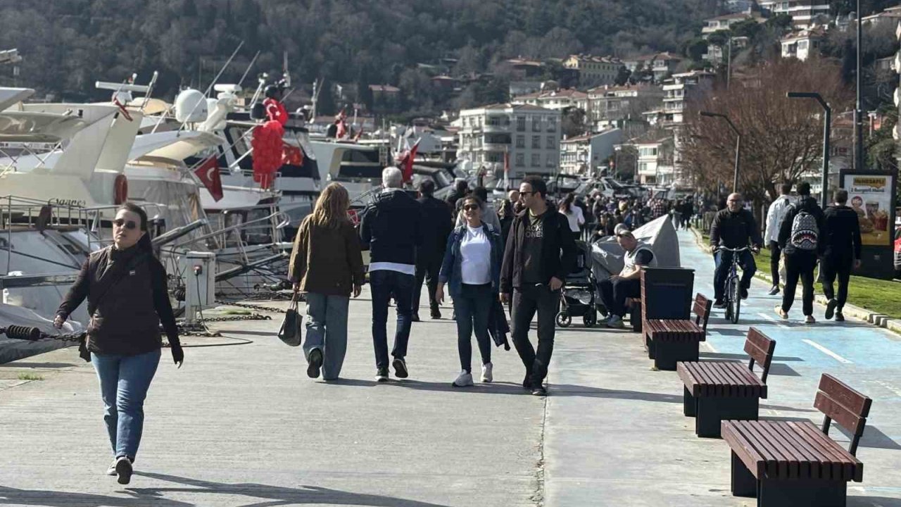 İstanbul’da güneşli havayı fırsat bilenler Bebek sahiline akın etti