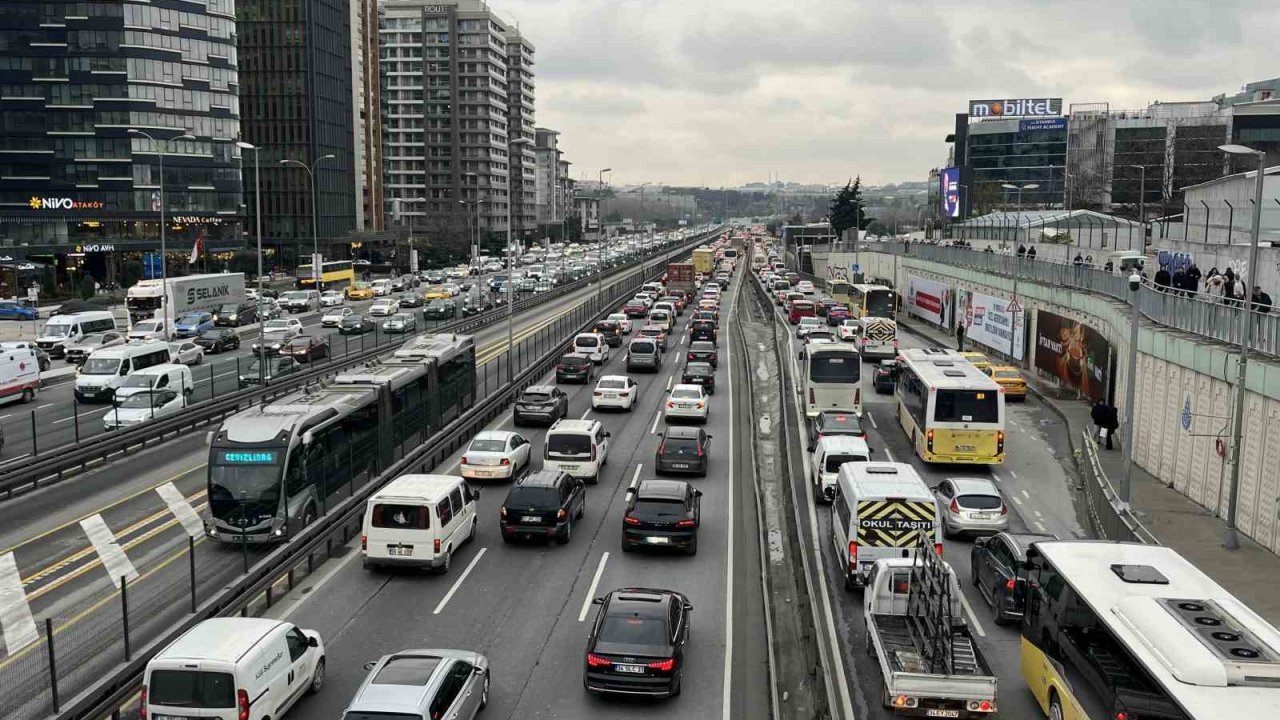 İstanbul’da iftar öncesi trafik yoğunluğu yüzde 87’e çıktı