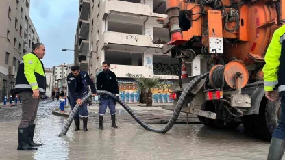 İzmir’de 50 yılda bir görülen meteorolojik tablo: Dalgalar 1 metreye ulaştı