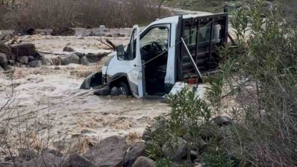İzmir’de derede mahsur kalan 3 kişi kurtarıldı