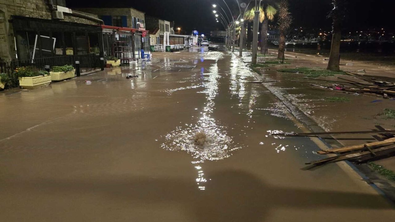 İzmir’de dereler taştı: Yeni Foça’yı su bastı
