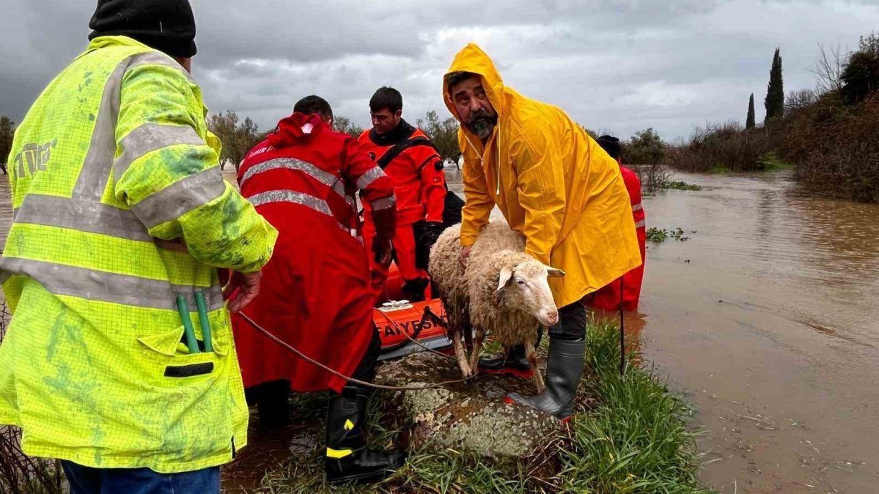 İzmir’de ekiplerin yağış seferberliği sürüyor