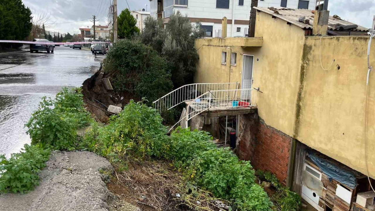 İzmir’de evin istinat duvarı çöktü: 3 kişi tahliye edildi