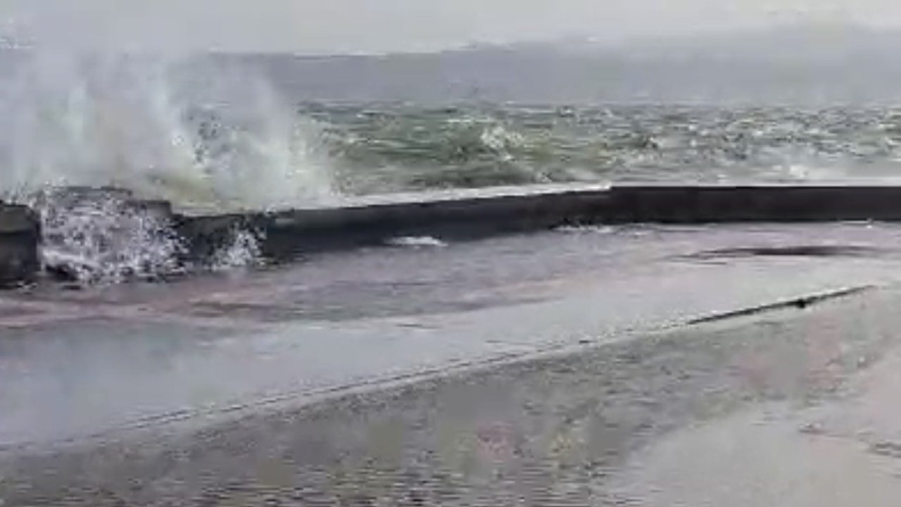 İzmir’de fırtınada sahil şeridindeki yollar sular altında kaldı
