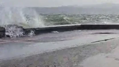İzmir’de fırtınada sahil şeridindeki yollar sular altında kaldı