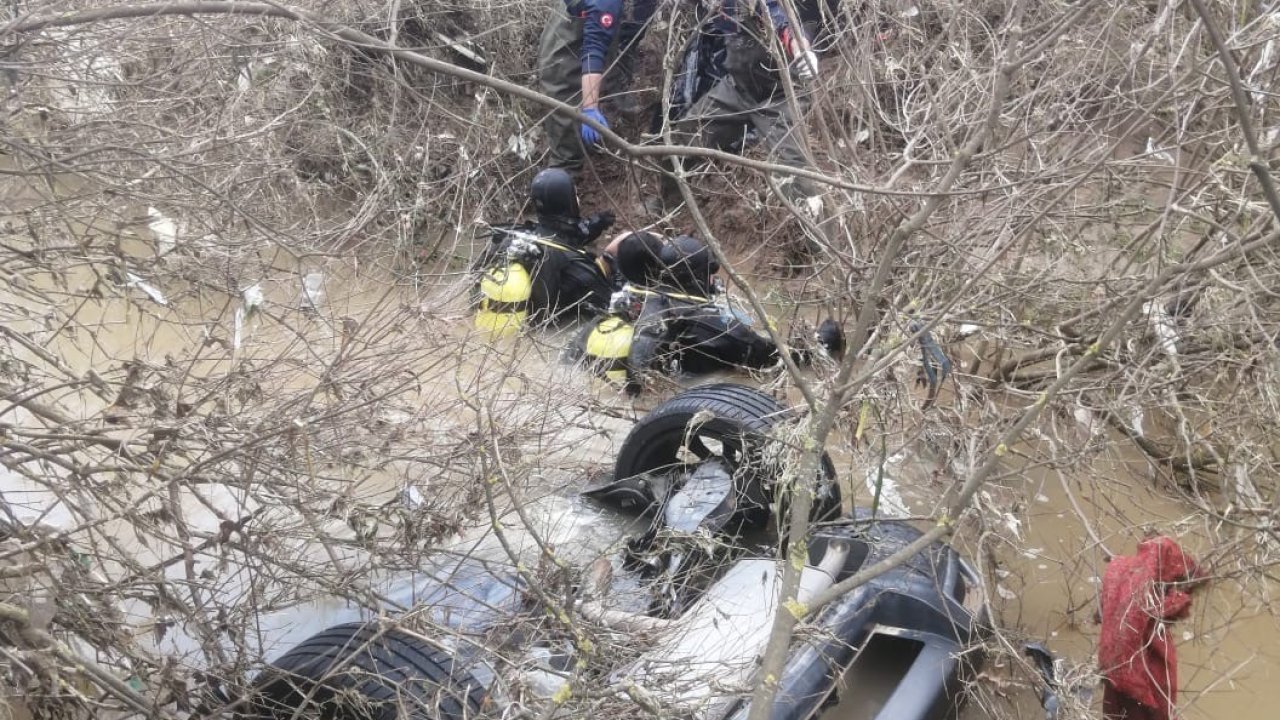 İzmir’de otomobil dereye uçtu: 2 kız kardeş hayatını kaybetti