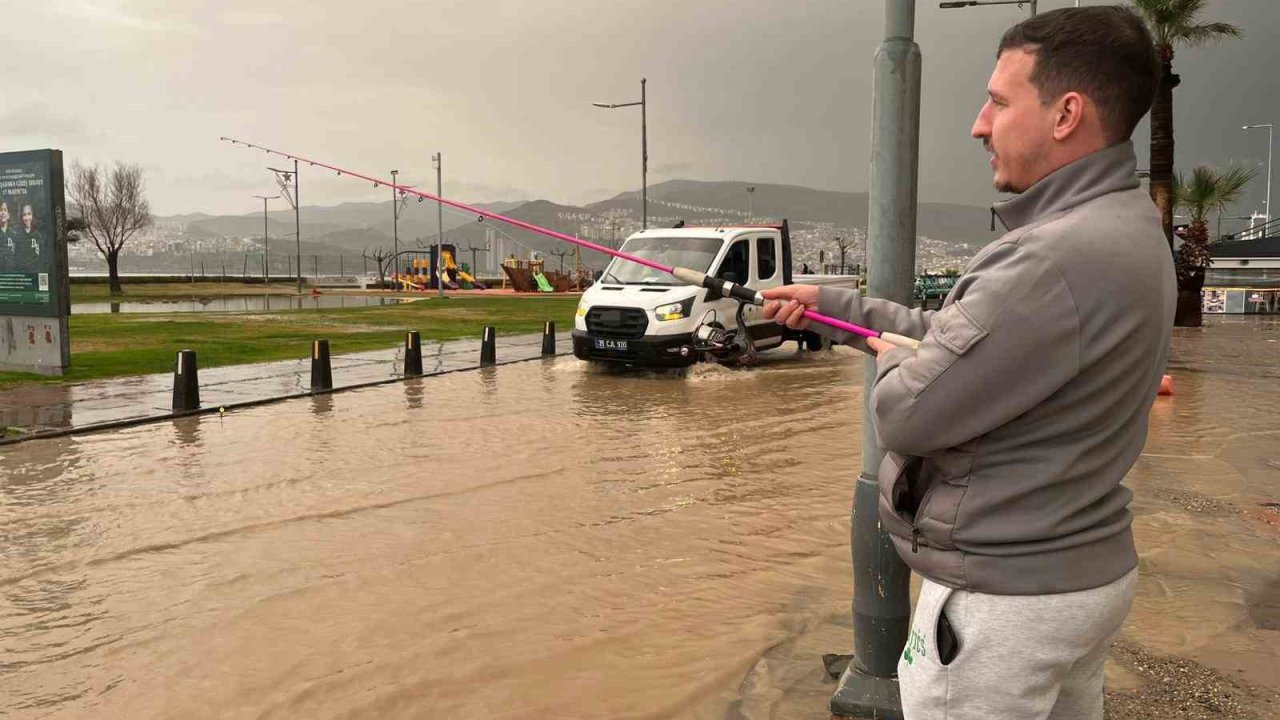 İzmir’de sağanak hayatı felç etti: Kordon göle döndü, vatandaş oltayla tepki gösterdi