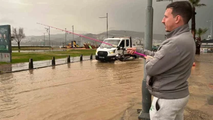 İzmir’de sağanak hayatı felç etti: Kordon göle döndü, vatandaş oltayla tepki gösterdi