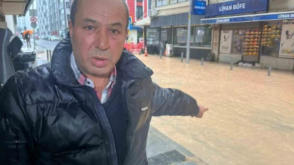 İzmir’de sağanak yağış: Bazı cadde ve sokaklar göle döndü, ekipler su tahliye çalışmaları yürüttü