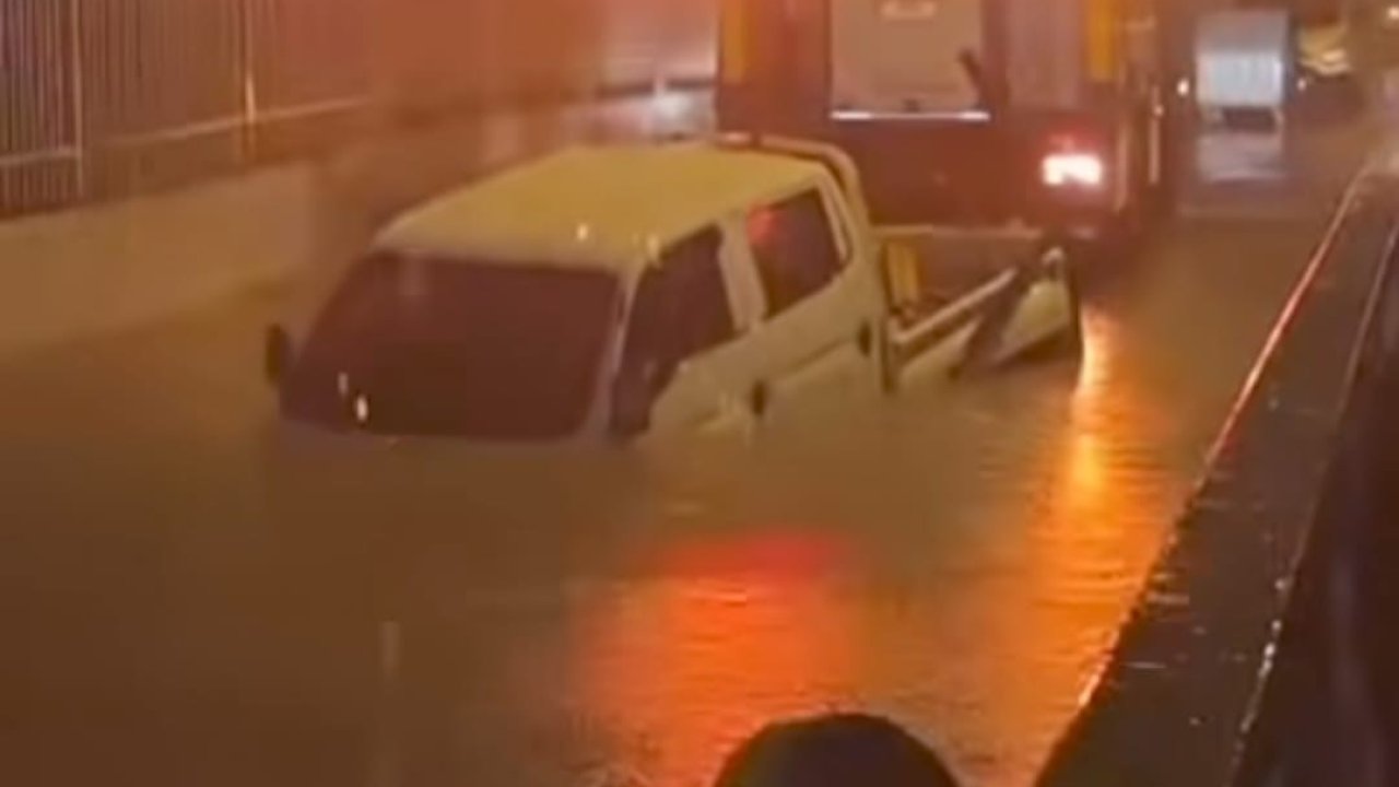 İzmir’de suyla dolan alt geçitte mahsur kalan sürücü hayatını kaybetti