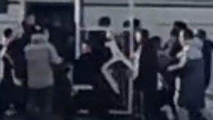 İzmir’de U18 maçında saha karıştı: Sandalyeler havada uçuştu