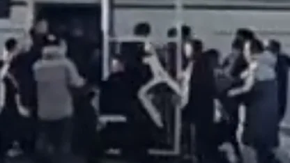 İzmir’de U18 maçında saha karıştı: Sandalyeler havada uçuştu