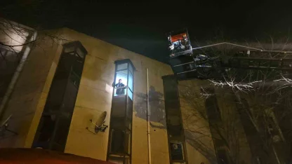 Kağıthane’de marangozhanede korkutan yangın: 11 kişi ve 1 yavru köpek kurtarıldı